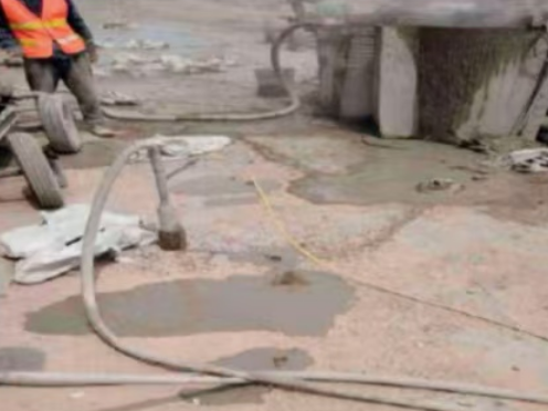 南桥镇水泥混凝土路面板底注浆技术 路面脱空注浆整治方案